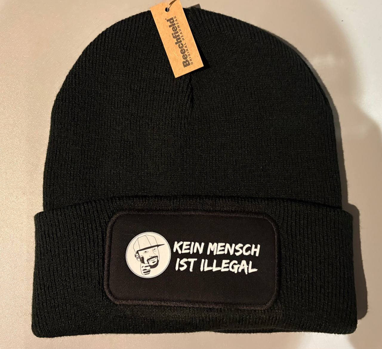 Beanie-Mütze mit Druck "Kein Mensch ist illegal"